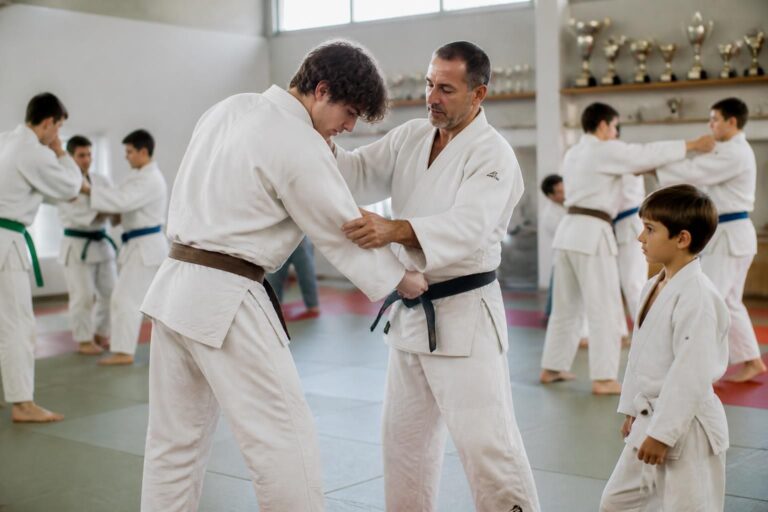 découvrez comment valider efficacement vos progrès techniques, mentaux et physiques en judo, de débutant à expert, grâce à nos conseils sur les ceintures au judo.