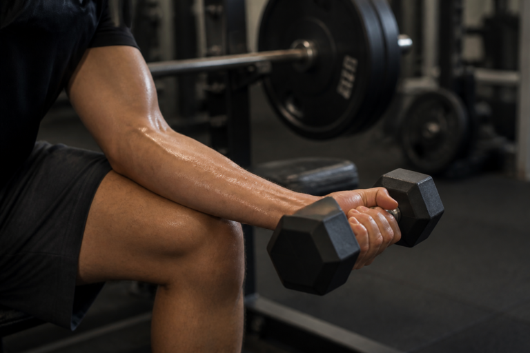 Avant-bras musculation : les meilleurs exercices pour améliorer la prise