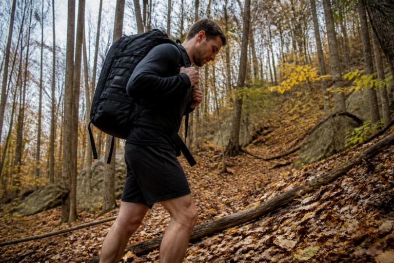 Rucking : c’est quoi ce sport de marche lestée qui brûle plus qu’une balade classique ?
