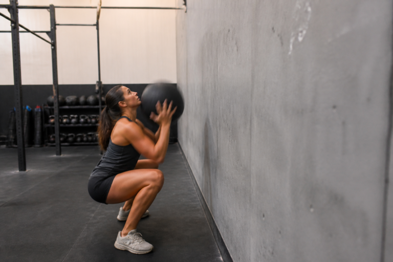 Wall ball : le bon geste pour réussir l’exercice sans perdre le rythme
